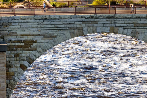 Minneapolis, MN, río y puente cerca del centro de la ciudad — Foto de Stock