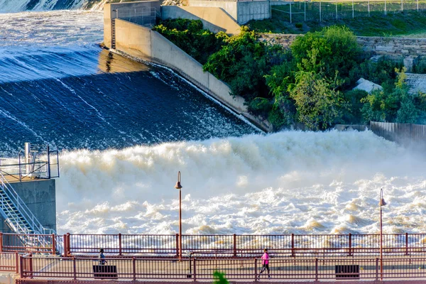 Minneapolis, MN, river and bridge near downtown — Stock Photo, Image