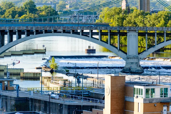 Μινεάπολη, Mn, ποτάμι και γέφυρα κοντά στο κέντρο της πόλης — Φωτογραφία Αρχείου