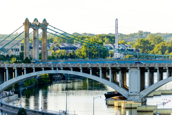 Minneapolis, MN, fiume e ponte vicino al centro — Foto Stock