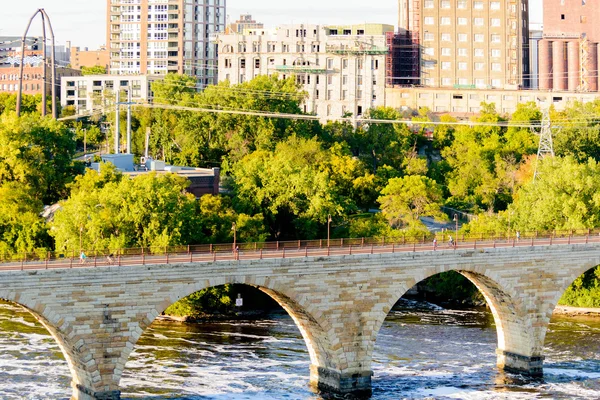 Minneapolis, MN, río y puente cerca del centro de la ciudad —  Fotos de Stock
