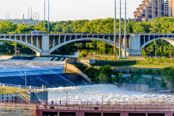 Minneapolis, Mn, Fluss und Brücke in der Nähe der Innenstadt — Stockfoto