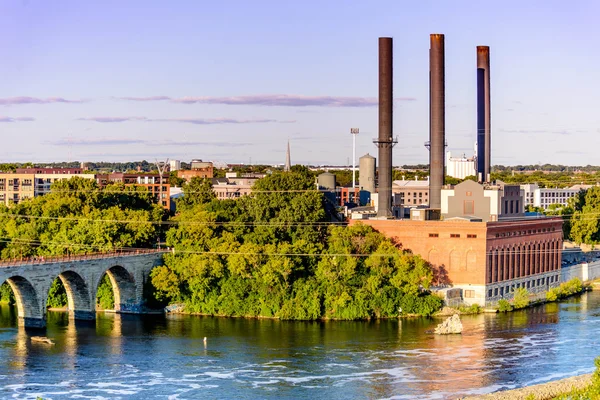 Minneapolis, MN, río y puente cerca del centro de la ciudad —  Fotos de Stock