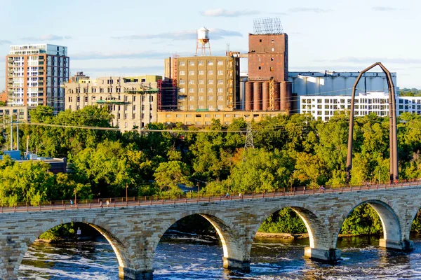 Minneapolis, MN, río y puente cerca del centro de la ciudad —  Fotos de Stock