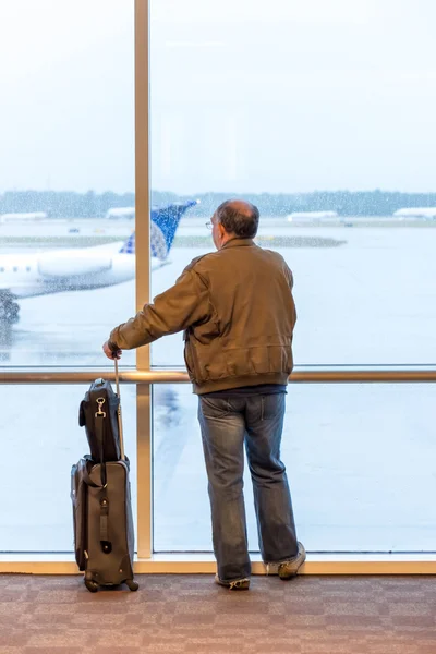 Passengers walking with lugagge in airport — Stock Photo, Image