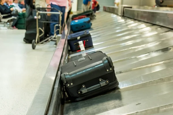 Gepäckkarussell an der Gepäckausgabe — Stockfoto