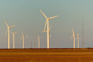 yenilenebilir enerji - Rüzgar türbinleri ile pamuk tarlalarında foreg içinde