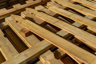 Boyasız ahşap tahta parmaklık kereste yığılmış