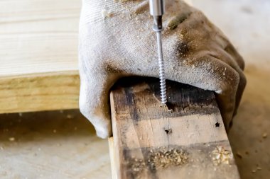 adam ahşap matkap elleriniz ve eldiven ile çalışma