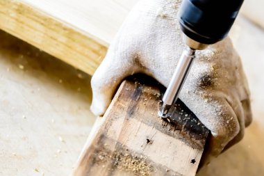 adam ahşap matkap elleriniz ve eldiven ile çalışma