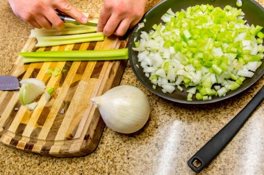 Doğrama kereviz yemek