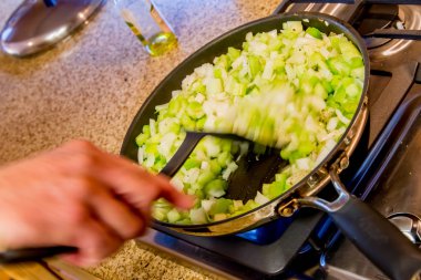 Hazırlık - kereviz ve baharat ile pişirme soğan dolması