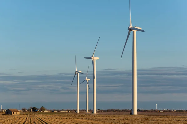 Energia renovável - turbinas eólicas em campos de feno rural — Fotografia de Stock