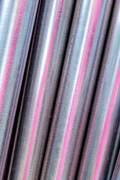 Fourniture de nouveaux poteaux de clôture en acier brillant à mailles de chaîne — Photo