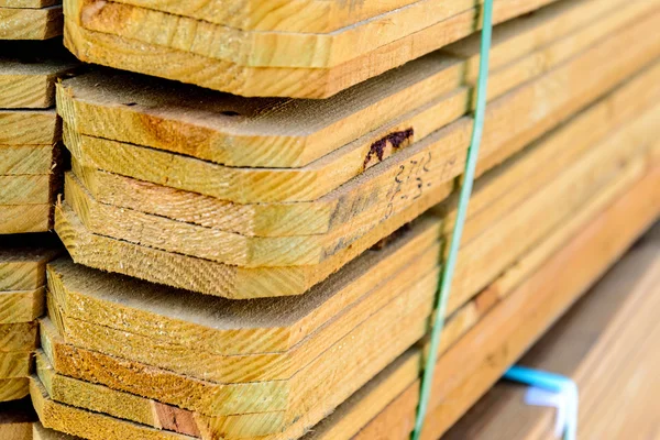 Skládaný nenatřené dřevo plotem dřevo — Stock fotografie