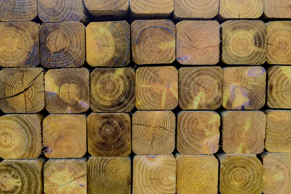 Paletti di recinzione in legno 4x4 impilati — Foto Stock