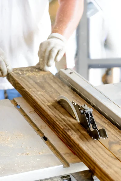 Mann Holz Tischkreissäge mit Händen und Handschuhen — Stockfoto