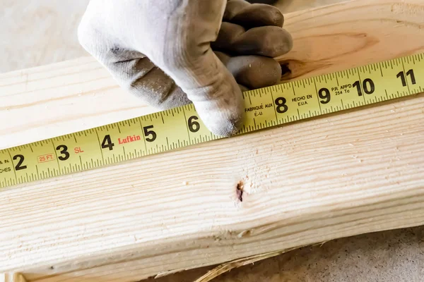 Man trä arbetar med borr med händer och handske — Stockfoto
