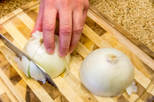 Cocinar picando una cebolla blanca — Foto de Stock