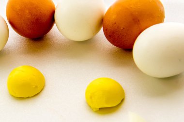 kahverengi ve beyaz yumurta ve sarısı