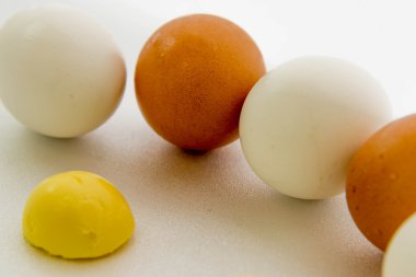 kahverengi ve beyaz yumurta ve sarısı