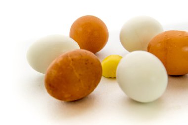 kahverengi ve beyaz yumurta ve sarısı