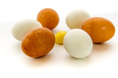 kahverengi ve beyaz yumurta ve sarısı