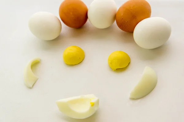 Uova e tuorli marroni e bianchi — Foto Stock