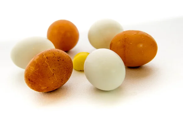 Telur coklat dan putih dan kuning telur — Stok Foto