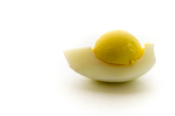 Tuorlo sodo su un pezzo di albume d'uovo — Foto Stock