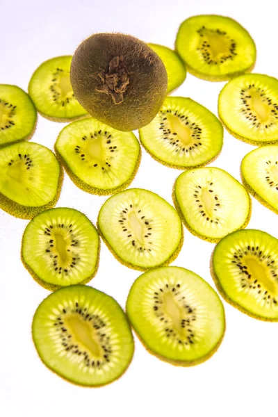 Rodajas retroiluminadas de kiwi — Foto de Stock