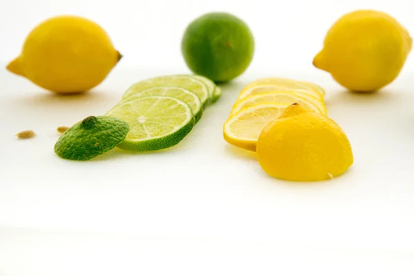 Нарізані лимони та лимони — стокове фото