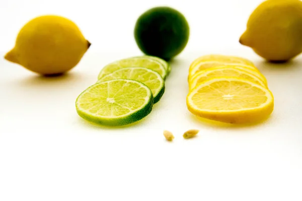 Limones y limas cortados en rodajas — Foto de Stock