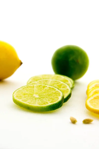 Нарізані лимони та лимони — стокове фото