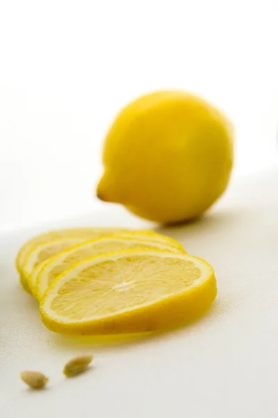 Limoni gialli affettati — Foto Stock