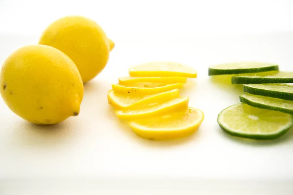 Limões e limões fatiados — Fotografia de Stock