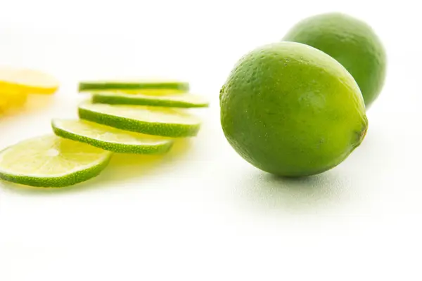 Limoni e lime affettati — Foto Stock