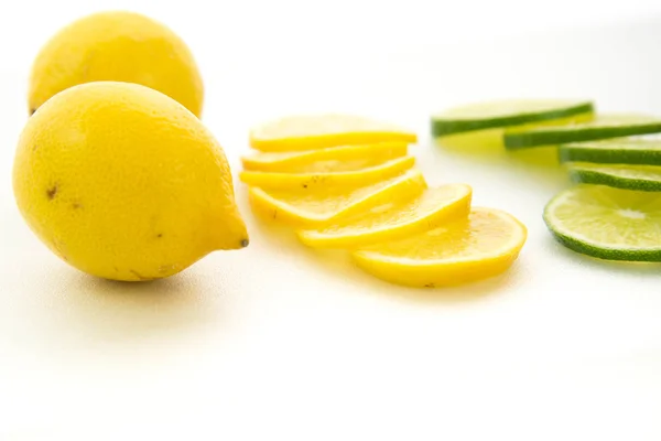 Limoni e lime affettati — Foto Stock