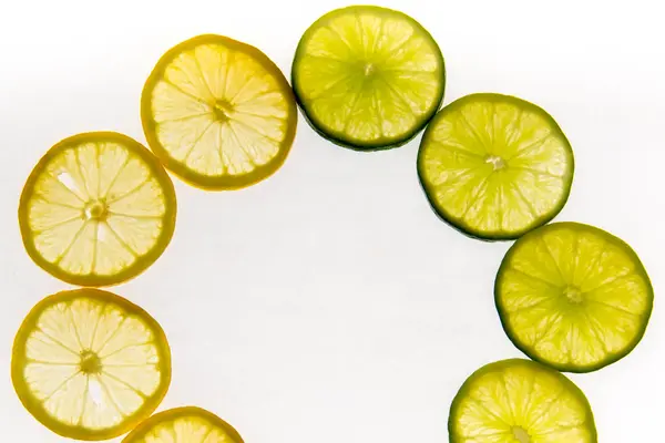 Limoni e lime affettati retroilluminati — Foto Stock