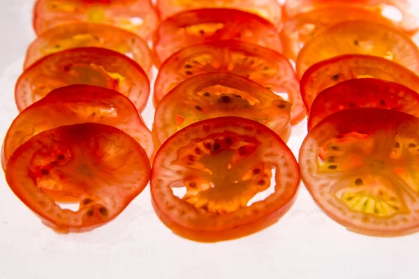 バックライト付きの赤いトマトのスライス — ストック写真