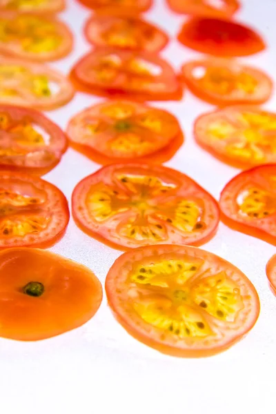 Hinterleuchtete geschnittene rote Tomaten — Stockfoto