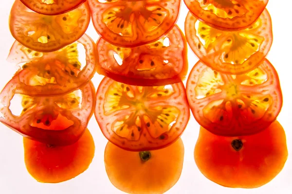 Tomates vermelhos fatiados retroiluminados — Fotografia de Stock