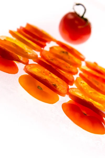 バックライト付きの赤いトマトのスライス — ストック写真