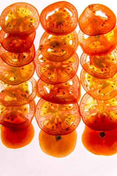 Tomates rojos en rodajas retroiluminados — Foto de Stock