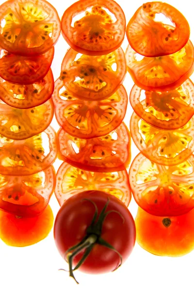 Tomates rojos en rodajas retroiluminados — Foto de Stock