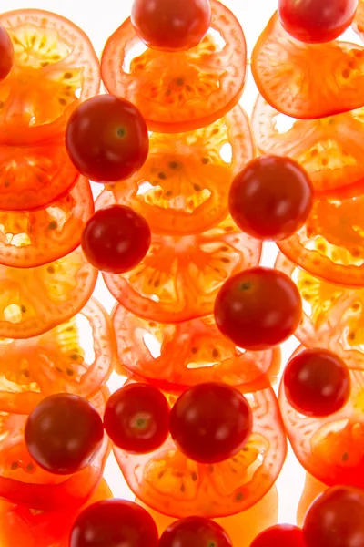 Hinterleuchtete geschnittene rote Tomaten — Stockfoto