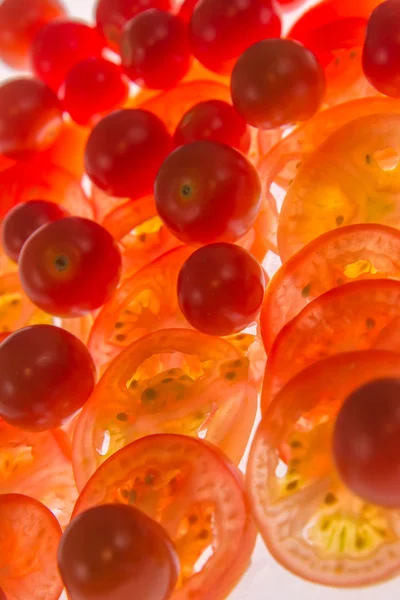 Hinterleuchtete geschnittene rote Tomaten — Stockfoto