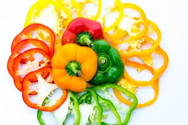 kırmızı, yeşil, sarı, turuncu biber dilimleri