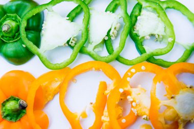 yeşil, turuncu biber dilimleri