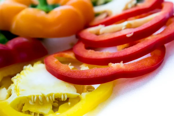 Fette di peperone rosso, verde, giallo, arancione — Foto Stock